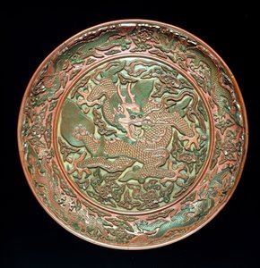 九龍の装飾が施された円形の皿、明代1403-1644、建京時代1522-66（漆塗り）